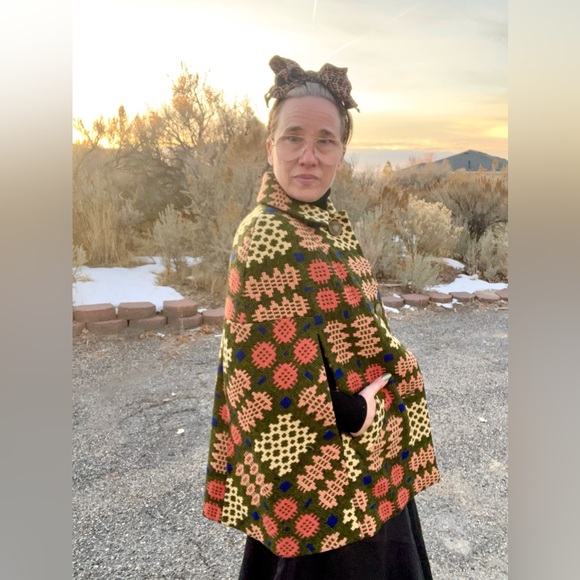 Vintage AMAZINGNESS!!! Embroidered Geometric Print Cape Brocade Stunning - Picture 7 of 9